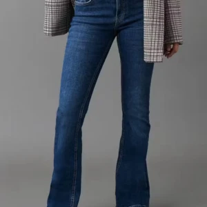 Blå bootcut jeans från Gina Tricot - Säljer dessa snygga blå mid waisted bootcut jeansen från gina, modellen perfekt jeans. Jag har knappt använt dem och ser nya ut💞