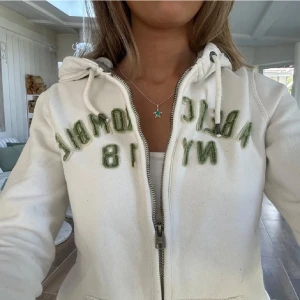 Abercrombie & fitch zip - En zip från Abercrombie & fitch i storlek M. Upplevs mindre i storlek. Jag fraktar inom 24h. Se liknande zip i min profil!