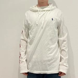 Vit hoodie från Ralph Lauren med tryck - Ralph lauren Hoodie || Storlek M || Hoodien är i ett T-shirt material || Modellen på bilden är 170cm och väger 62kg || Tveka inte på att höra av dig vid frågor eller funderingar 