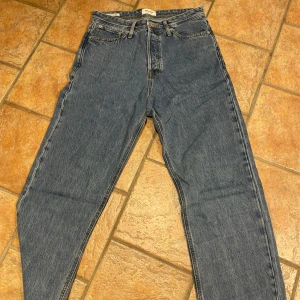 Baggy jeans från Jack & Jones - Säljer ett par klassiska blå baggy jeans från Jack & Jones, modell Baggy/Alex. Strl 30/30, aldrig använda 