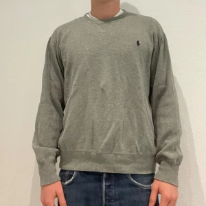Grå tröja från Polo Ralph Lauren - Ralph lauren tröja || Storlek M || Modellen på bilden är 170cm och väger 62kg || Tveka inte på att höra av dig vid frågor eller funderingar 