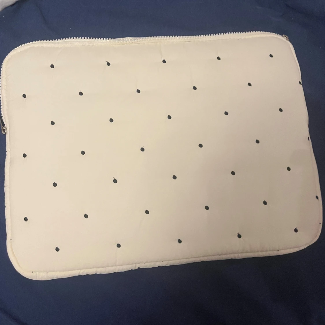 Vit prickig datorväska med dragkedja