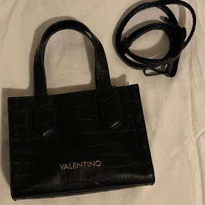 Valentino väska  - Säljer denna fina Valentino väska knappt använd. 