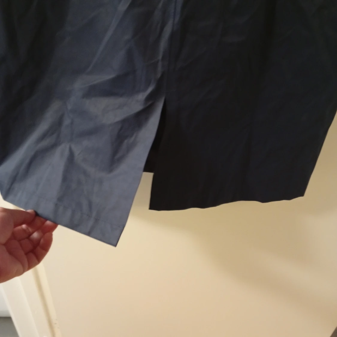 Marinblå regnjacka från Gant med huva - 4