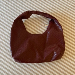 Vinröd väska  - Vinröd väska i lagom storlek💕använd 1-2ggr, Nyskick