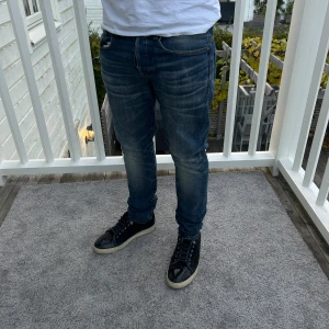 Blåa jeans från G-Star W28/L32 - Jätte feta jeans från G-Star i färgen blå med jätte fet fade! Bra skick 8.5/10! Storlek W28/L32. 😀