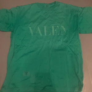 Valentino T-shirt  - Säljer denna unika vintage valentino T-shirten för endast 350. Hör av er kring frågor!