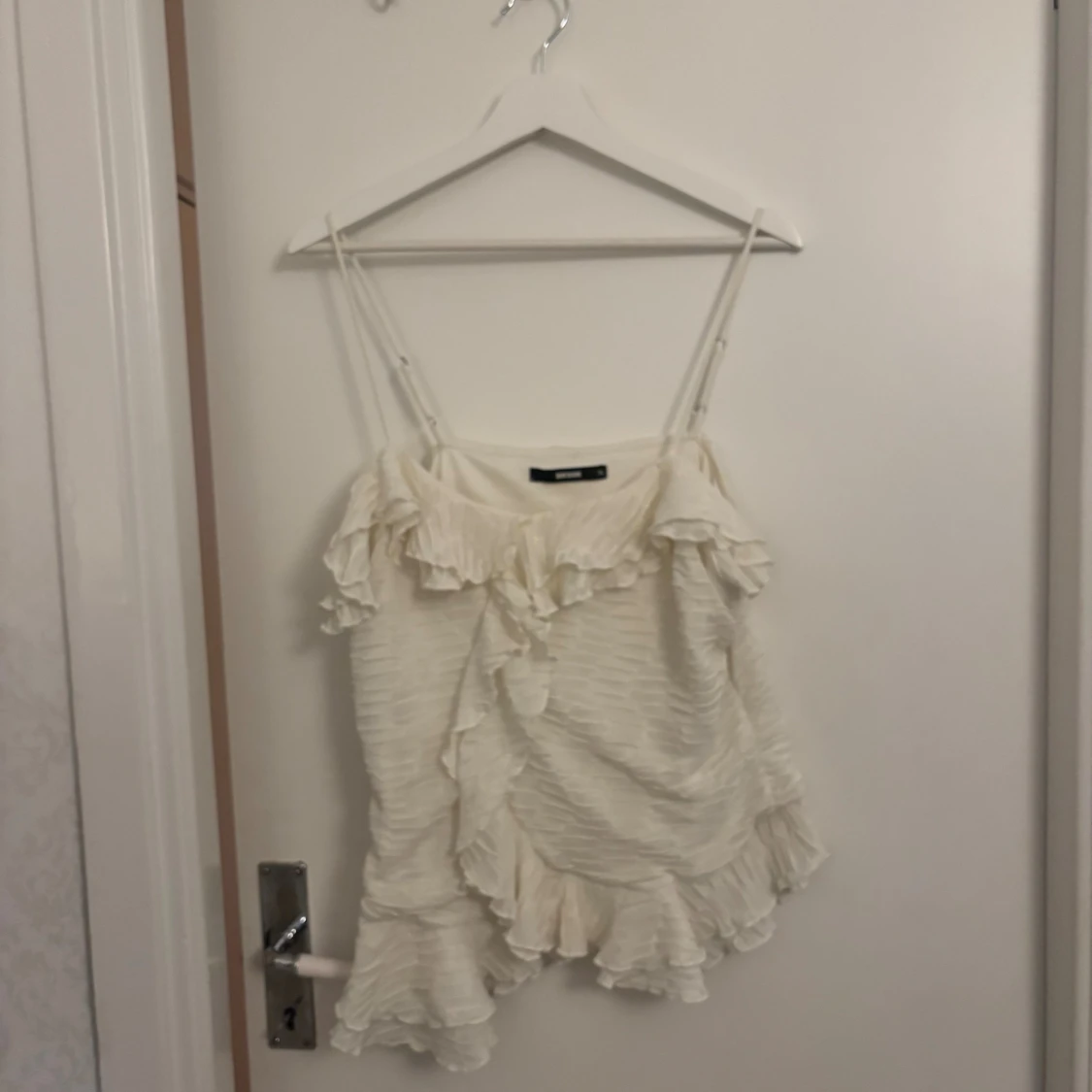 Vit volang topp med smala axelband