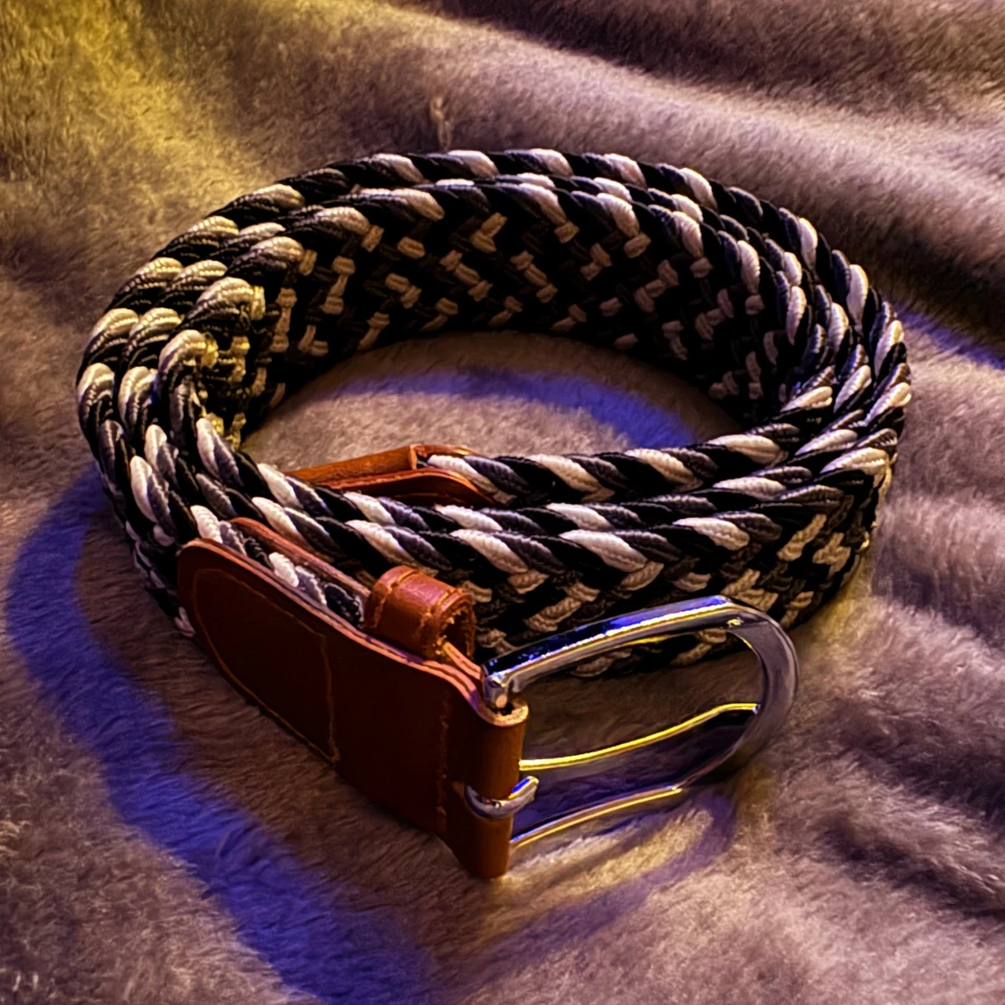 Svart och vit flätad bälte