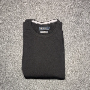 Riley tröja merinoull - Säljer denna snygga merinoulls tröja i storlek S. Den är i premium merinoull och sitter slimfit. 