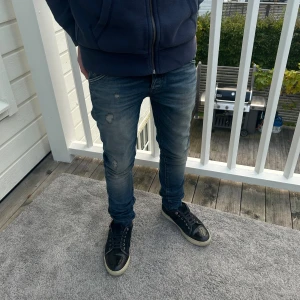 Blåa jeans från Jack and Jones W28/L32 - Jätte snygga blåa jeans från Jack and Jones. Ass feta revor från fabrik. Modell slim fit/glenn. I storleken W28/L32. Nyskick 10/10! Först till kvarn! 😀