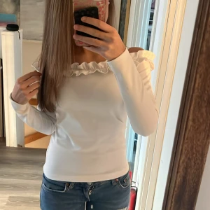 Vit offshoulder topp med volang - Säljer en vit offshoulder topp som är super snygg 