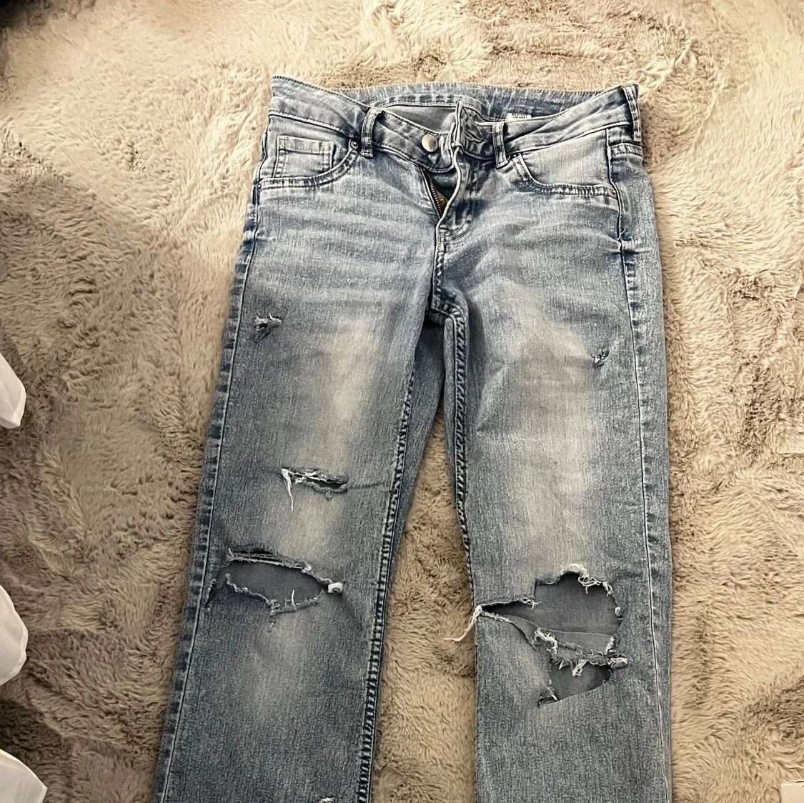 Ljusblå slitna bootcut jeans - 3