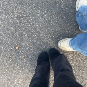 Svarta vida byxor - Säljer ett par svarta byxor med vid passform. Byxorna har en enkel design och är perfekta för dig som gillar en avslappnad och trendig stil. Passar till sneakers eller boots och är lätta att matcha med olika toppar.