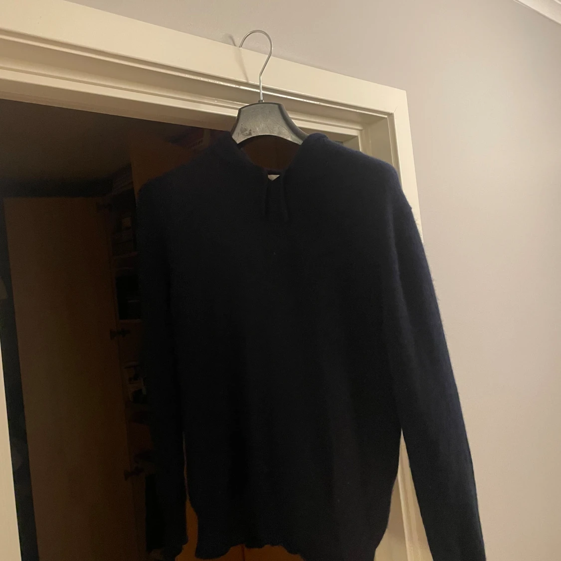 Mörkblå kashmir hoodie från Sayless - 1