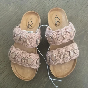 Snyggaste tofflorna❤️ - Helt nya aldrig använda då dem var för små på mig. Perfekt till jobb eller varför inte hemma då det är kallt nu❤️