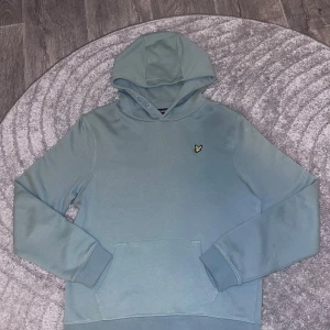 Lyle & Scott hoodie  - Säljer denna snygga blåa lyle & scott hoodien. hoodien har inga konstigheter eller hål helt ny och inte har använt den. Märket är på bröstet. skriv mer för bilder och frågor 