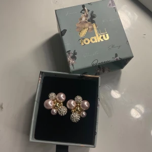Glittriga Ioaku örhängen med pärlor - Säljer mina jättesnygga Ioaku örhängen som är helt nya. Dom kostar 699 på hemsidan💕