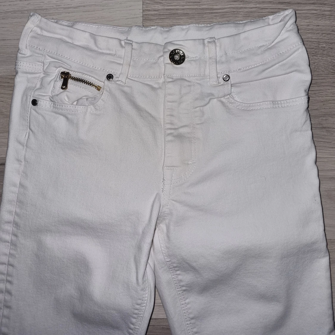 Vita denimshorts med dragkedjor H&M - 3
