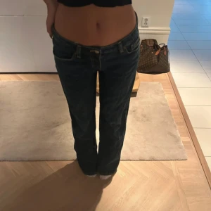 Mörkblå  jeans låg midja - Säljer ett par mörkblå jeans med låg midja och raka ben från Zara. Superfina men köpte på vinter och passade ej. (INTE MINA BILDER!!) 