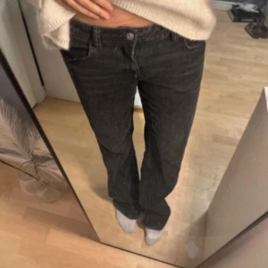Wide jeans låg midja  - Säljer dessa wide jeans låg midja från Zara❤️använda en gång så i fint skick! Midja 39, Innerben ca 78