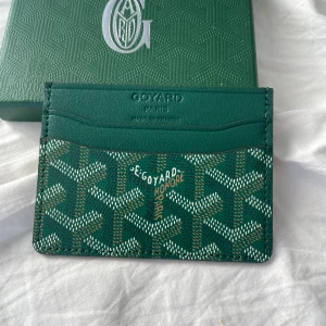 Grön plånbok  - Fin grön plånbok, priset går såklart att diskutera, skriv vid frågor och funderingar mvh William:)