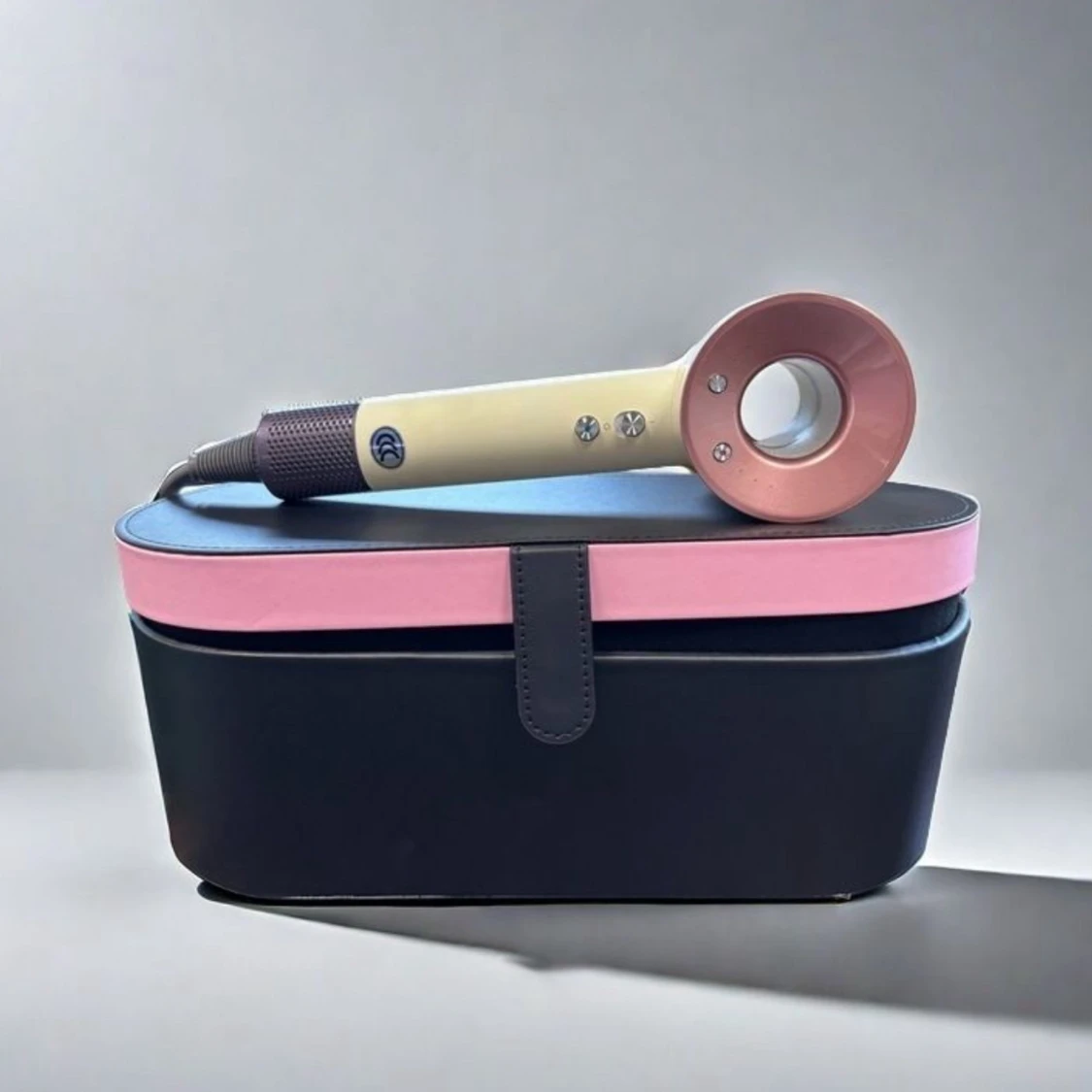 Hårtork med specialdesignad förvaringsväska - 1