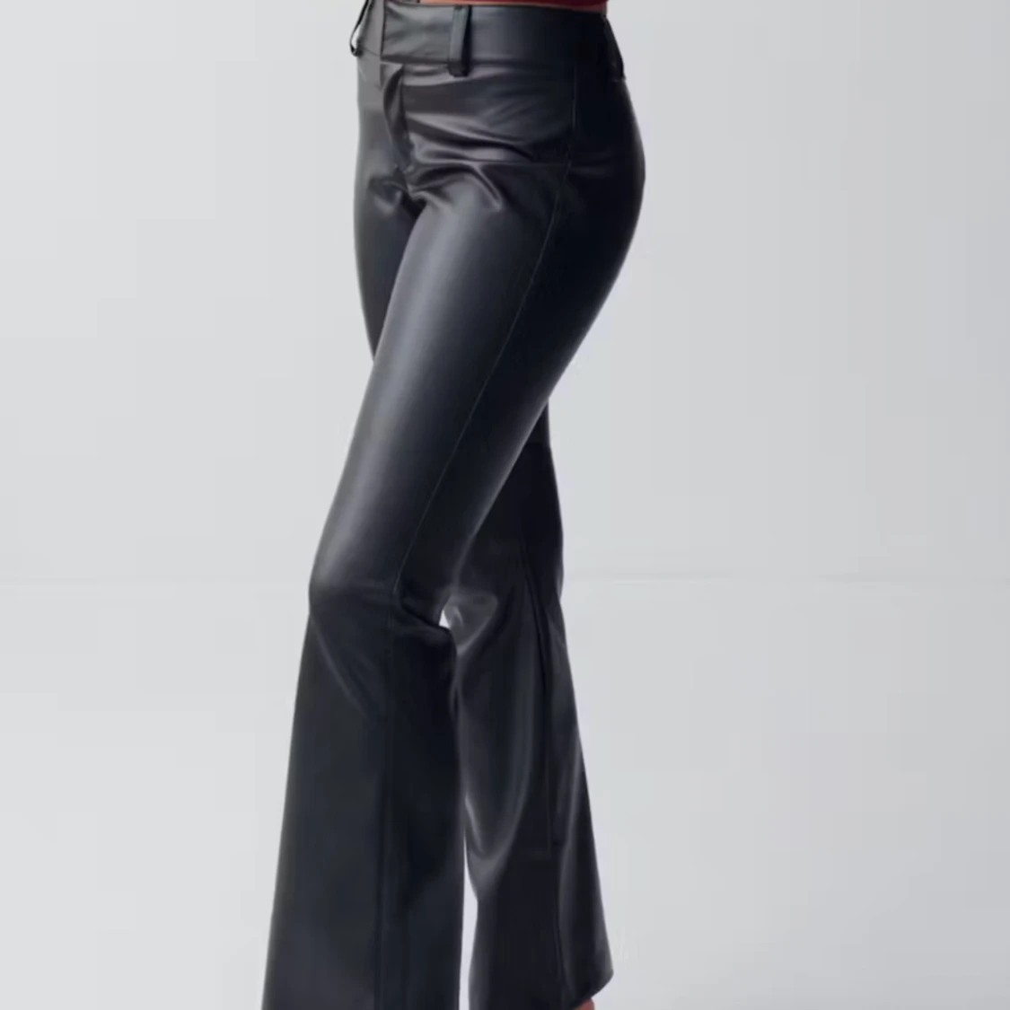 Svarta bootcut byxor i skinnimitation