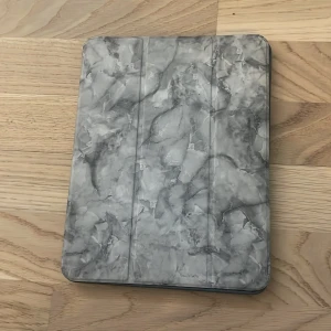 Ett iPad skal  - Lite skador på skalet men annars bra.