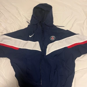 PSG Nike vindjacka storlek M - PSG Nike vindjacka köpt i Paris vid Parc des Princes för ≈ 140 euro.   Använts ett fåtal gånger och är i perfekt skick