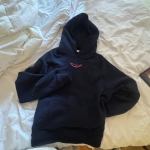 Zadig & Voltaire hoodie  - Marinblå Zadig & Voltaire hoodie med diamant detaljer på baksidan väldigt fint designad. Nästan helt ny, har använt en gång. Skriv för fler bilder🤗ny pris 3200kr