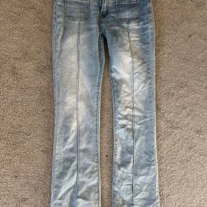 Ljusblå jeans från Madlady, storlek 36 - Snygga ljusblå jeans från Madlady med raka ben och coola sömdetaljer framtill. Jeansen har stora fickor fram och bakfickor med knapp. Perfekt för dig som gillar en avslappnad och trendig look. Använda några några gånger 