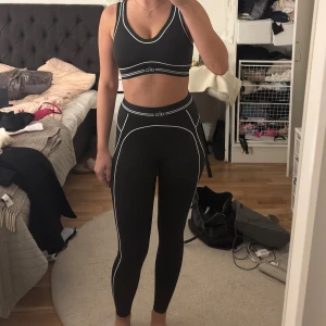 svart/vit Alo yoga set - Alo yoga set i storlek XS, helt nytt och oanvänt 
