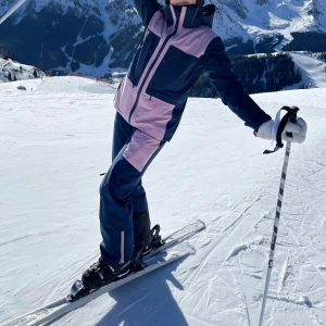 Skidställ från Cross - Snyggt och praktiskt skidset med många fickor. Jackan är storlek M och byxorna är XS (men reglerbara). Passar för mig som är 162 cm. 