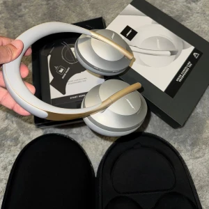 BOSE 700 Noice Cancelling hörlurar NY - Helt nya par av hörlurar från Bose. Riktigt bra ljud med bra ljudisolering.  Endast uppackad och testat