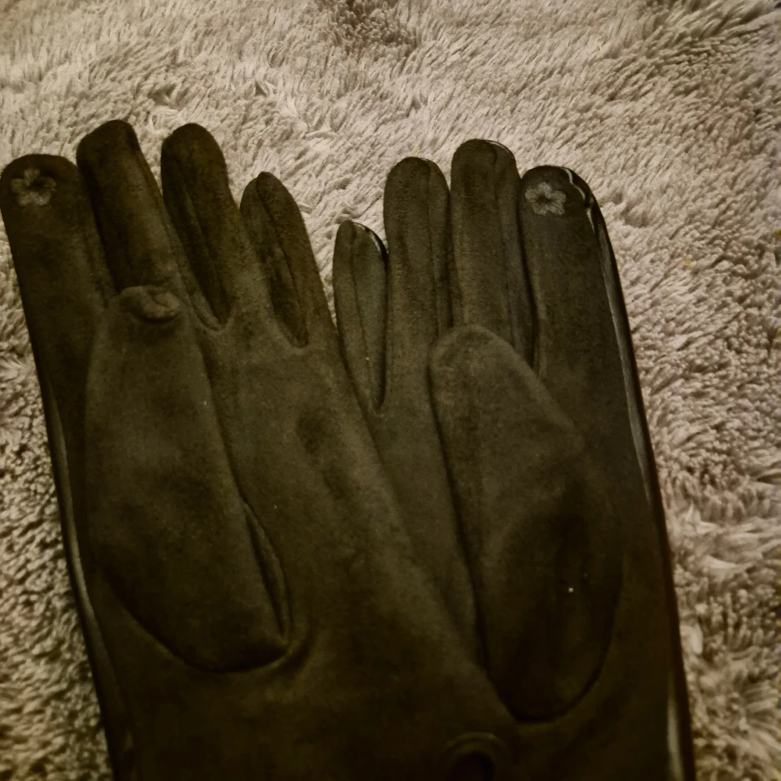 Svarta mocka handskar med gulddetalj - 2