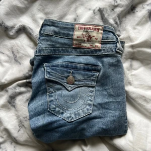 True Religion ljusblå jeans - Säljer nu mina jeans från tryne religion, jag säljer för att dom inte kommer till användning längre och dom är inte använda mycket. Tryck inte på köp direkt utan kolla gärna med mig först ❤️skriv för fler bilder