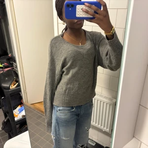 Grå stickad tröja H&M - Säljer denna tröja som tidigare hade krage, men som ett klipp bort. Går det styla med (se bild 2) Kommer inte till användning🌸 stretchig!!