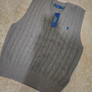 Grå kabelstickad väst Polo Ralph Lauren - Helt ny Ralph Lauren väst brun M 1t1. Skickas samma dag.