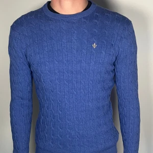 Kabelstickad Morris tröja - En riktig snygg och trendig Kabelstickad morris tröja i fint skick, storlek L men sitter som M, vid frågor är de bara att skriva // Gramenti 