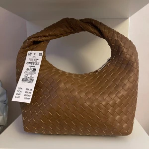 Flätad handväska - Flätad handväska från Gina Tricot, slutsåld. Helt ny med prislapp, aldrig använd🩷