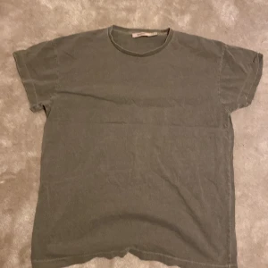 Grå/Grön T-shirt från Whyred - Boxy fit, 100% bomull. Tillverkad i Portugal. Är öppen för ett lägre pris vid snabb affär. Om ni har några frågor skriv gärna!