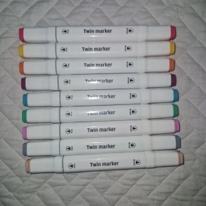 Pennor  - Färgglatt set med 9st Twin marker pennor, dubbla spetsar (fin och bred). Pennorna är i gott skick, aldrig använda och har tydliga färgmarkeringar på korkarna. Perfekt för teckning, design och hobbyprojekt. 