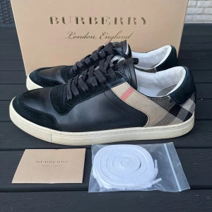 Burberry skor - Burberry skor i bra skick, sulan lite smutsig men går säkert att lösa med en tvätt, box, kuvert och extra snören ingår