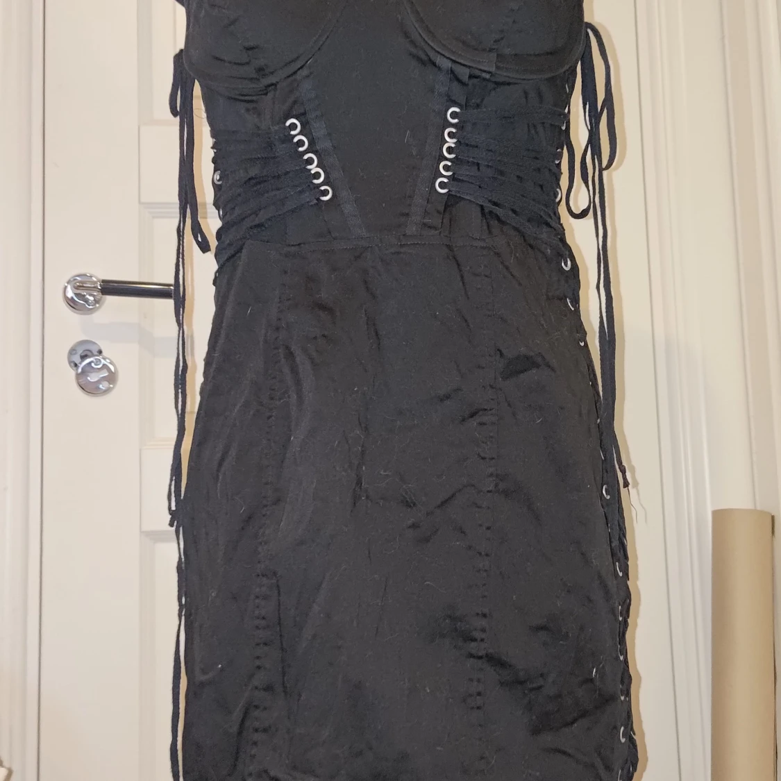 Svart kort klänning med snörning