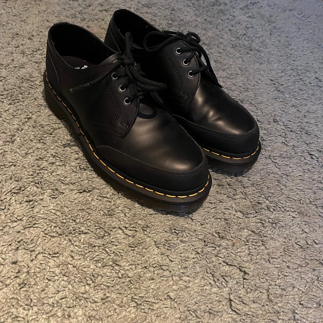 Svarta Dr. Martens skor med snörning