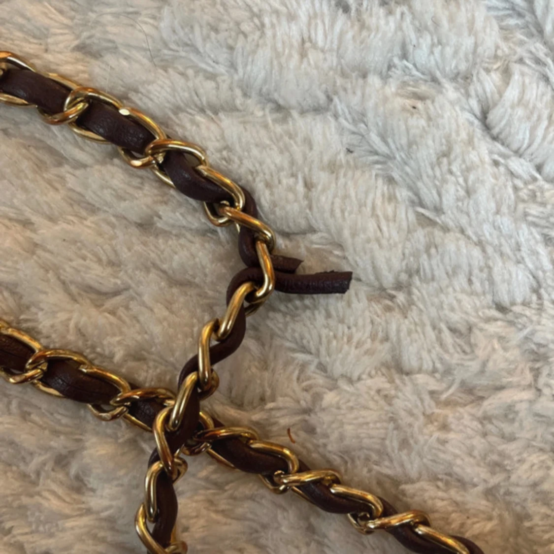 Axelväska med gulddetaljer - 4