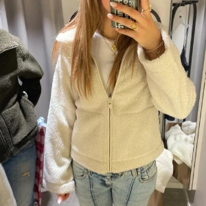 H&M teddy jacka - Säljer min teddy jacka från h&m💞skriv för fler bilder eller frågor! strl S