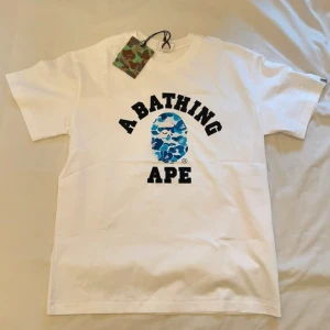 Bape tshirt - Helt ny bape tshirt med snyggt blått tryck, 10/10 skick, säljer pga för liten och kunde ej skicka tillbaka