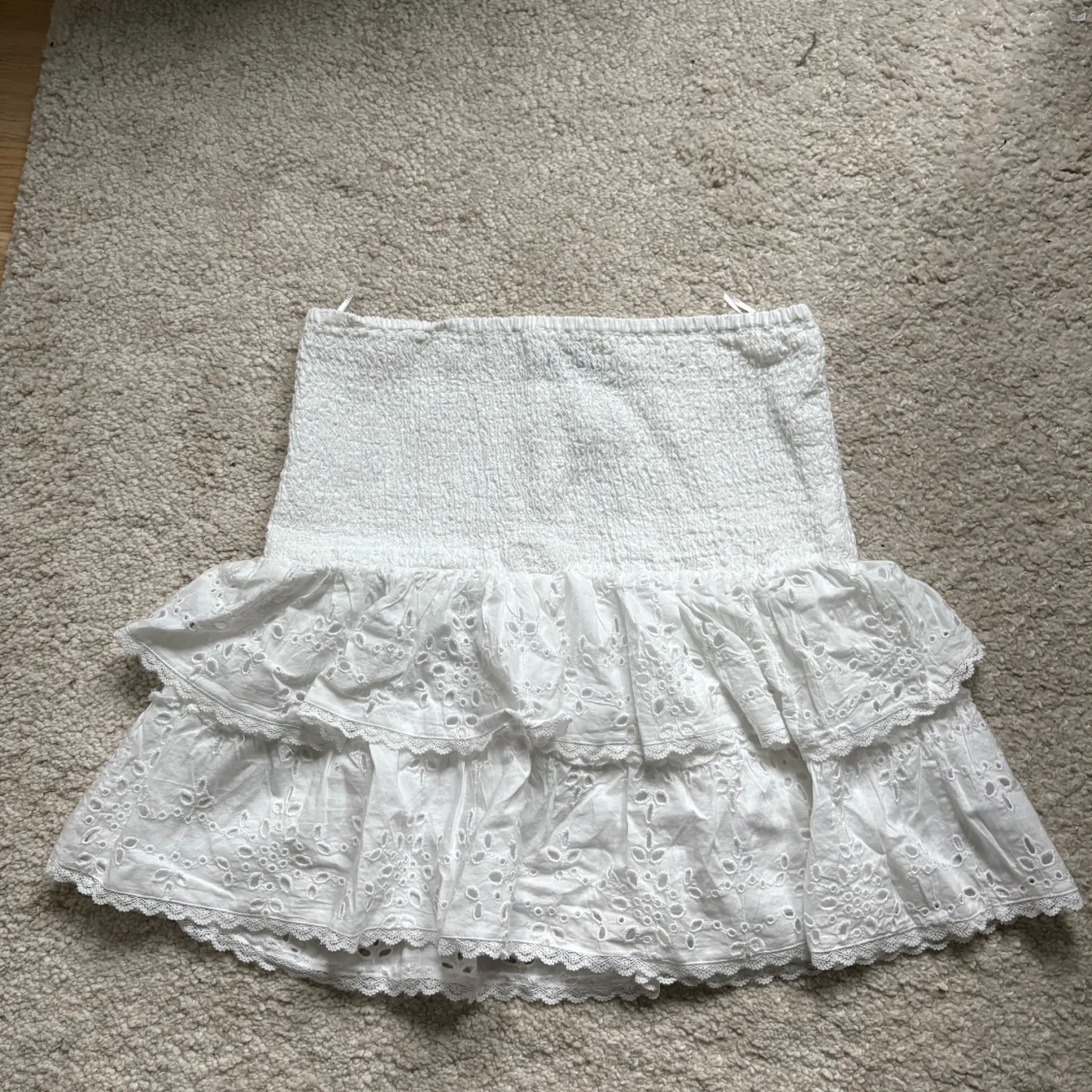 Vit volangkjol från Gina Tricot